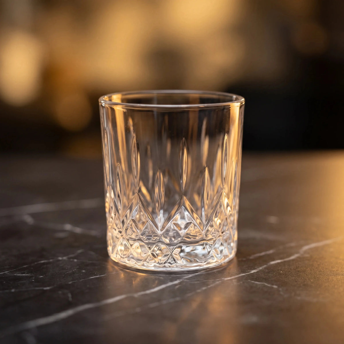 Kozarec za whisky s kristalnim vzorcem 330 ml z elegantnim geometrijskim kristalnim vzorcem, popoln za doživetje viskija.
